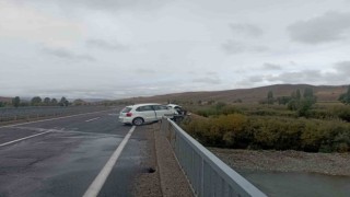 Ölüme ramak kala: Otomobil köprüde asılı kaldı