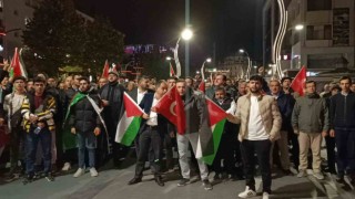 Onlarca kişi Gazzeye destek sloganlarıyla caddeyi inletti