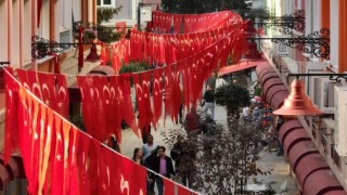 Orduda yer gök kırmızı beyaz