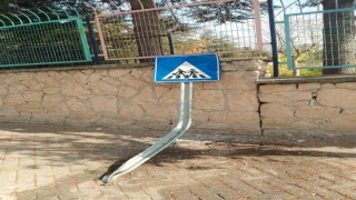 Ortaokul girişindeki trafik levhasına çarptılar