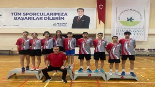 Osmangazi Badminton takımının şampiyonluk sevinci