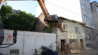 Osmangazide tehlike saçan metruk binalar yıkılıyor
