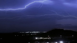Osmaniye’de gökyüzünü yıldırımlar aydınlattı