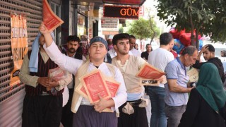 Osmaniyeli tiyatrocular, Cumhuriyet mecmuası dağıttı
