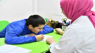 Otizimli genç Esenyurt Belediyesi Özel Eğitim Merkezinde eğitim alarak başarısını ileri seviyeye taşıdı