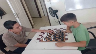 Otizm hastası genç Satranç öğrenerek yaşama tutunuyor
