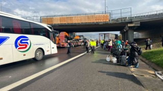 Otobüs kaza yaptı, yolcular valizleriyle yolda kaldı