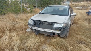 Otomobil yoldan çıkıp devrildi: 3 yaralı