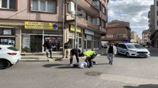 Otomobilin altında kalmaktan kıl payı kurtuldu: O anlar kameraya yansıdı