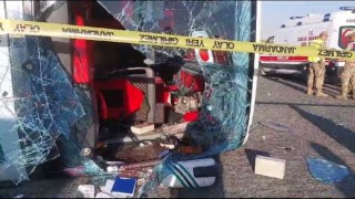 Otomobille çarpışan otobüs devrildi: 1 ölü, 14 yaralı