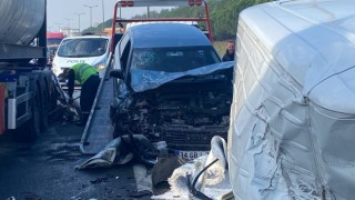 Otoyolda arızalanan tır, zincirleme kazaya sebep oldu: 3 yaralı