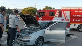 Park ettiği otomobili saniyeler içinde alev aldı