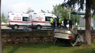 Park halindeki araca çarpan otomobil cami bahçesine uçtu: 11 yaralı