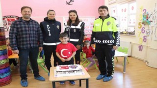 Polis ekiplerinden küçük Poyraza pastalı teşekkür