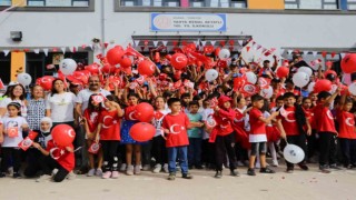 Polisler, çocuklarla Cumhuriyetin 100. yılını kutladı