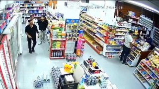 Raftaki şampuanları pantolonlarına sokarak çaldılar