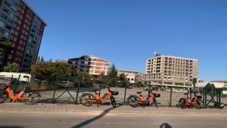 Rastgele bırakılan kiralık bisikletler kaldırımları işgal ediyor