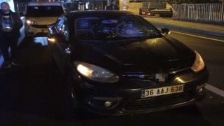Refüjden karşıya geçen yayaya otomobil çarptı