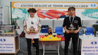 Robot yarışmasında dünya birincisi ve ikincisi olan lise öğrencileri başarı sürecini anlattı
