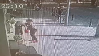 Saçından tuttuğu kadını dakikalarca sürükledi