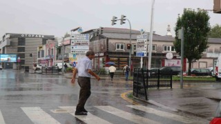 Sağanak hayatı olumsuz etkiledi, hazırlıksız çıkanlar ıslanmaktan kaçamadı