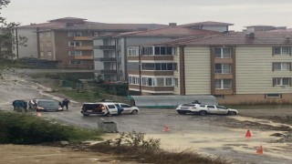Sağanak o ilçeyi göle çevirdi, çoğu araç bozuk yollarda çukurlara düştü