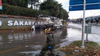 Sakarya Büyükşehir belediyesi yağış mesaisini aralıksız sürdürüyor