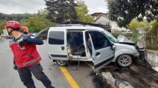Sakaryada hafif ticari araç bahçe duvarına çarptı: 2 yaralı