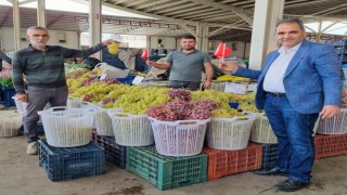 Salihli Manavlar ve Pazarcılar Odasından esnafa ay yıldızlı bayrak