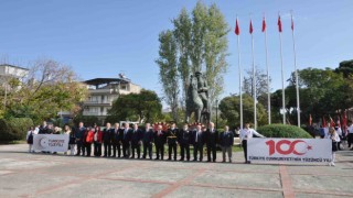 Salihlide Cumhuriyetin 100. yılı çelenk sunumuyla başladı