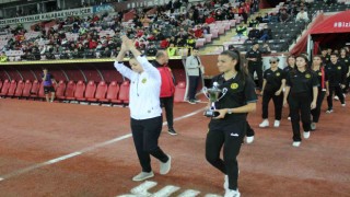 Şampiyon Eskişehirspor Kadın Futbol Takımı stadyumda kupayla taraftarı selamladı