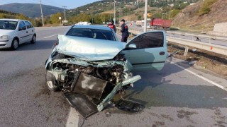 Samsunda bariyerlere çarpan otomobil hurdaya döndü
