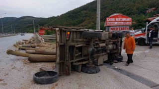Samsunda lastiği patlayan kamyonet devrildi: 1 yaralı