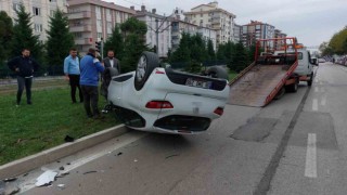 Samsunda otomobile çarpıp takla atan aracın sürücüsü yaralandı