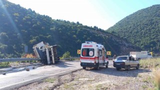 Kazada kamyonda sıkışan sürücü itfaiye ekiplerince kurtarıldı