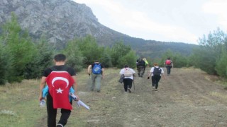 Şehitlikten aldıkları toprağı Spilin zirvesine bıraktılar