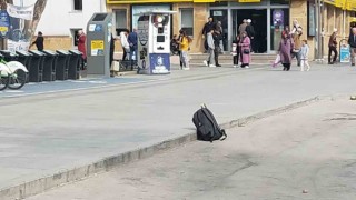 Şehrin en işlek caddesinde unutulan çanta polisi harekete geçirdi