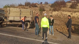 Şeker fabrikasında kuyruk sırasına girmek isteyen pancar yüklü traktör devrildi