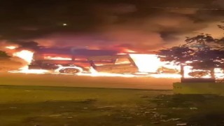 Servis minibüsü alev topuna döndü, 2 araç kullanılamaz hale geldi