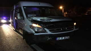 Servis minibüsü ile belediye otobüsü çarpıştı: 1 yaralı