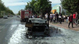 Seyir halindeki otomobil alev aldı, vatandaşlar görüntü çekmek için birbiriyle yarıştı