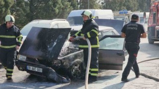 Seyir halindeki otomobili alev aldı, çabaları fayda etmedi