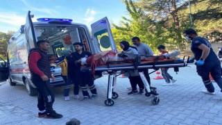 Seyir halindeki traktörün römorkundan düşüp hastanelik oldu