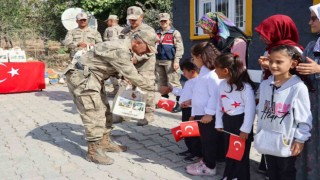 Siirtte jandarma ekipleri çocuklara üniforma hediye edip etkinlik yaptı