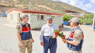 Siirtte jandarma ekipleri yaşlıları unutmadı
