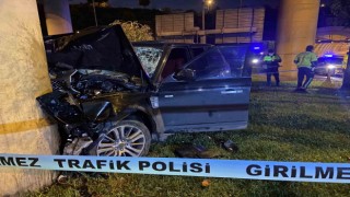 Şişlide tünelden çıkan lüks cip hızını alamayarak beton direğe çarptı: 1i ağır 4 yaralı