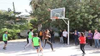 Sokak basketbolu turnuvasının top atışını Başkan Kaplan yaptı