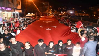 Sökede 100 metrelik bayrakla binlerce kişi cumhuriyet için yürüdü