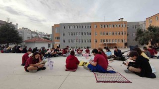 Sökede kilimini kapan geliyor, kitap okuyor