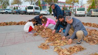 Sonbahar yapraklarından Cumhuriyetin 100. yılı çizimi